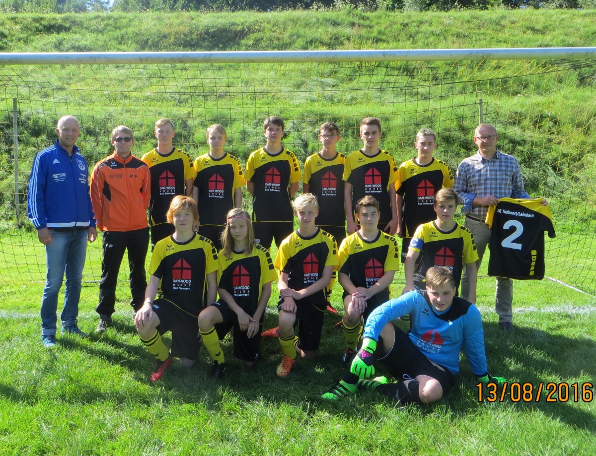 ** Michael Barisch stattet B-Jugend mit neuen Trikots aus **