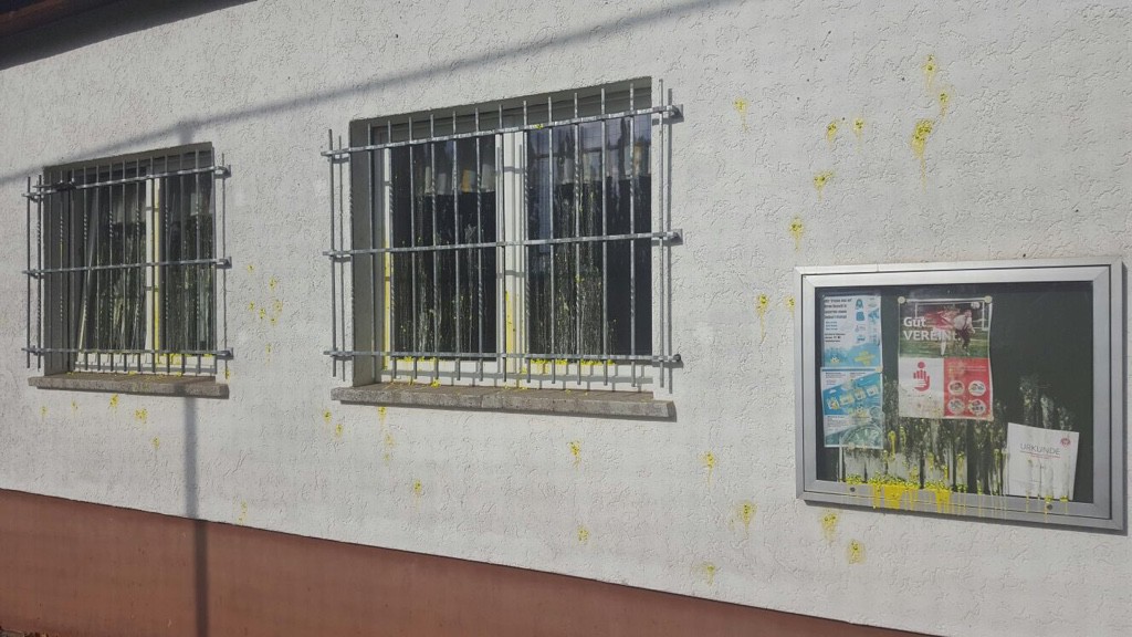 *** FSV-Sporthaus mit Paintballkugeln beschossen ***